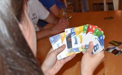 Beim Spiel Phase 10 konnte jeder sein Kartengeschick oder Kartenglück beweisen.