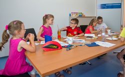 Der Besprechungsraum wurde extra für die Feier zum Kinderparadies umfunktioniert und den Kindern machte es sichtlich Spaß.