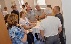 Mit dem Stehtisch im kühlen Gang vor der Küche fand das Team auch gleich nach der Führung den idealen Platz und Sonja fragte brav: Ich trink' jetzt ein Bier, wollt Ihr A1?