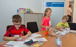 Zu einem gelungen Familienfest gehört natürlich auch ein Bereich für die Kinder. Der Besprechungsraum wurde daher zur Mal- und Spielwerkstatt umgebaut.