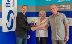 Dieser Besuch wollte uns wohl auf den Zahn fühlen. Zahnarzt Dr. Holm überbrachte gemeinsam mit seiner Frau blühende Glückwünsche.