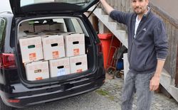 Eigentlich wollten wir die Umzugskartons am letzten Tag mit einer Umzugsfirma übersiedeln. Da wir mit dem Einpacken aber schneller als geplant fertig waren, holten wir so viel Raum wie möglich aus unseren Autos raus.
Wie alles an seinen neuen Bestimmungsort gekommen ist, darüber berichten wir im 3. Teil der Fotostory.