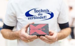 Zu den Standardlösungen für Punkt-zu-Punkt KVM Verlängerung zählt der AdderLink X50. Der kompakte KVM Extender überträgt/verlängert VGA-Video, USB- und Audio-Signale über CATx-Leitungen auf eine Entfernung bis zu 50m.