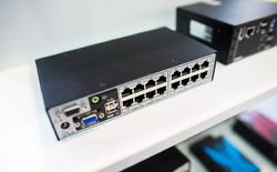 Mit HIlfe des kompakten, handlichen KVM-Switches können Benutzer sowohl lokal als auch über Fernzugriff bis zu 16 Multi-Plattform-Server nutzen.