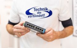 Zu den kleinen Lösungen zählt der EKI-25258I Fast Ethernet Unmanaged Industrie Switch von Advantech. Dieser extrem robuste Switch unterstützt Fast-Ethernet und wir über einen redundanten 12-48 VDC-Eingang mit Strom versorgt.