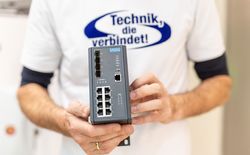 Die Managed Ethernet Switches von Advantech ermöglichen Benutzern die schnelle und effiziente Erweiterung ihres industriellen Netzwerks und sorgen durch ihr robustes Industriedesign für Zuverlässigkeit und Stabilität.
Hier der Mananged EKI-7712G-4FP mit 8GE PoE (bis zu 30 Watt pro PoE-Port) + 4 SFP Gigabit Ports Industrie Switch