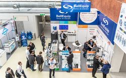 Bei der bereits 6. Teilnahme von BellEquip bei der SMART Automation in Linz erstrahlte der Messestand im neuen Design. Rechts vorne, gleich neben den Antennen, war das Advantech Messepult zu finden.