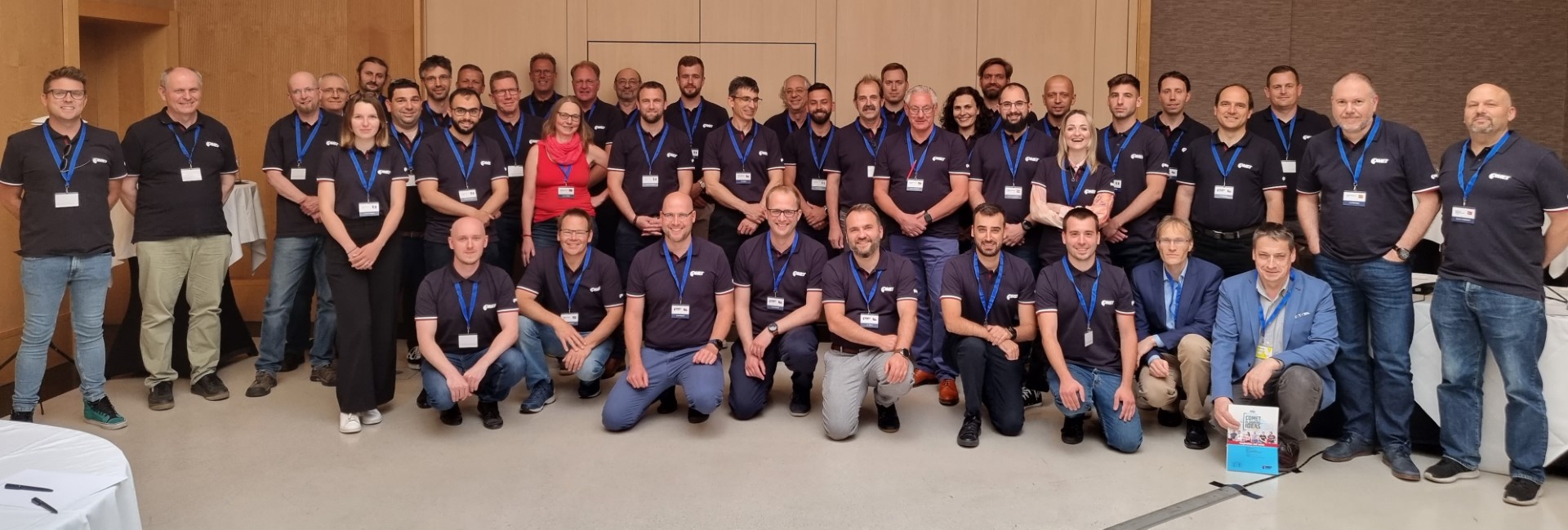 COMET Partner-Meeting in Prag - Gruppenfoto in Comet-Shirts