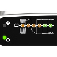 Close Up Ansicht des XS 0.8 Batterie Ladegeräts mit 12V und 0.8A von CTEK.