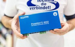 Die Remote I/O Einheit Poseidon2 4002 überwacht bis zu 40 Sensoren und 12 Trockenkontakte (z.B. Tür- und Lichtkontakte). Über das integrierte Webinterface oder über Sensorwerte können 4 Output Relais geschalten werden, um z.B. eine Klimaanlage zu aktivieren.