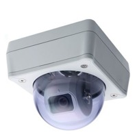 Die VPort 16-DO-M12 von Moxa ist eine IP Kamera mit Schutzkappe.
