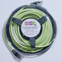 DESKPATCH von PatchSee ist ein CAT6 Kabel auf praktischem Kabelaufwickler in Apfelgrün.