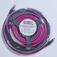 DESKPATCH von PatchSee ist ein CAT6 Kabel auf praktischem Kabelaufwickler in Pflaumenfarben.
