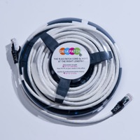 DESKPATCH von PatchSee ist ein CAT6 Kabel auf praktischem Kabelaufwickler in glänzendem Weiß.