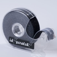 ID-SCRATCH Spenderbox mit 2.5m Rolle des Befestigungsbandes in Schwarz.