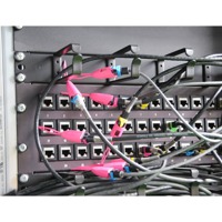 PLUgCAP von PatchSee auf einigen RJ-45 Ethernet Kabeln.
