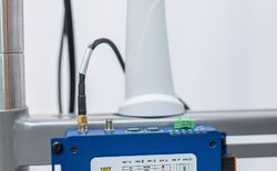 Was bringt der beste Router, wenn er in der drahtlosen Kommunikation limitiert ist? Mit dieser Fragestellung wurden viele SMART Besucher hellhörig und stellten sozusagen auf Empfang.
Als Beispiellösung wurde ein Advantech ICR-3200 All-In-One Mobilfunkrouter mit einer OMNI-280 LTE-Antenne für (5G-,) 4G-, 3G und 2G-Netze präsentiert.