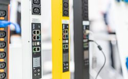 Der Raritan Schwerpunkt lag bei der Messe bei den intelligenten Rack Power Distribution Units (iPDUs) mit schaltbaren Ausgängen, messüberwachten Ausgängen, PDU-Messung und vielem mehr. Besonders der fortschrittliche PDU-Controller iX7 verhilft Raritan zu seiner Vorreiterrolle.
