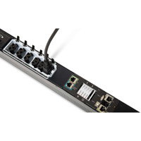 PRO3X Serie Rack PDUs mit HDOT/HDOT Cx Steckdosen und RamLock von Raritan schief