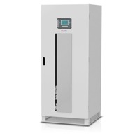 Weiße Master Industrial MIM 40 Online USV Anlage mit 40kVA / 32kW von Riello UPS.