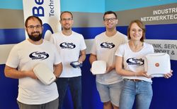 Bell-Up-to-Date Wireless - v.l.n.r. Christoph Gattinger mit dem LoRaWAN Gateway Wirnet iStation, Günther Lugauer mit dem Mobilfunkrouter ICR-3231, Marcel Miniböck mit dem WiFi 6 Access Point XV2-2 und Jacqueline Minibökc mit der XPOL-2-5G MiMo Antenne