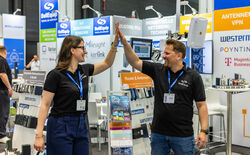 High Five für eine zufriedene Messeorganisation von BellEquip für die All About Automation 2026