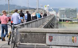 Ein kurzer Spaziergang durch die Linzer Innenstadt und über die Donau führte uns zum ersten Programmpunkt, dem Ars Electronica Center.