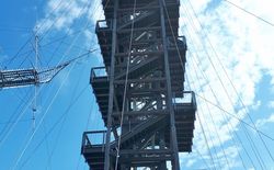 Beim sogenannten Keine-Sorgen-Turm, dem rund 30 Meter hohen Holzturm auf dem Dach des City-Parkhauses, angekommen, war es keine Frage mehr: Es mussten alle mit nach oben:-)