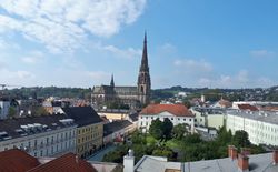 Der Linzer Dom ist nur 2 Meter niedriger, als der Stephansdom und erhebt sich imposant aus der Stadtmitte.