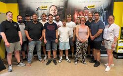 Im Escape Room am zweiten Ausflugstag gab es wieder eine Gruppenteilung - Doch vorher noch schnell ein Teamfoto.