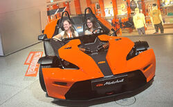 Unser Logistik Duo hinter dem Steuer eines KTM Rennwagen
