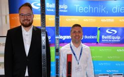 Einen Größenvergleich mit den Raritan PDUs wagten LDCS Junior Account Manager Julian Geibel und BellEquip Vertriebsmitarbeiter Markus Schuh.
