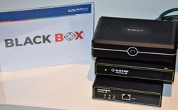 Der Emerald DESKVUE von Black Box bietet Benutzern eine komplett neue Möglichkeit, Arbeitsplatz individuell zu gestalten. Bis zu 16 bevorzugte Quellen – ganz gleich ob Computer, Server oder virtuelle Maschinen – könne als beliebige Fenster auf bis zu vier 4K/5K-Bildschirmen abgebildet werden.