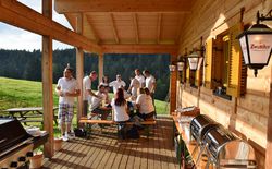 Perfekt der Abendsonne ausgerichtet, zeigte sich die Hütte auf der Terrasse selbst von ihrer schönsten Seite und sorgte für einzigartiges Hütten-Feeling.