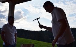 Im spannenden Aufeinandertreffen der Konnektivitätsprofis war bald klar, dass beide besser in vorbereitete Steckverbindungen treffen, als auf den Kopf des Nagels;-)