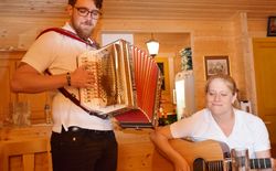 ... Live-Musik mit dem BellEquip Duo Sonja und Michi.