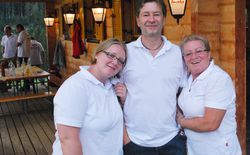 Martina Göschl, Helmut Haider und Margarete Schröfl auf der BellEquip Grillfeier 2015.