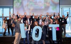 Die Stimmung beim 11. IoT Forum war hervorragend, wie auch das Foto von den Veranstaltern gemeinsam mit den Vortragenden und den Sponsoringpartner zeigt. Wer findet Christoph Gattinger?
