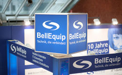 Drehender BellEquip-Würfel am Messestand auf der Smart Automation 2015