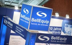 Drehender BellEquip-Würfel am Messestand auf der Smart Automation 2015