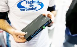 BellEquip POWER-DAYS 2017 - Der VM−4HDT ist ein hochqualitativer 4K UHD 1:4 Verteilverstärker von Kramer Electronics. Von einem HDMI−Eingang wird das Signal nach Entzerrung und Neutaktung auf vier identische HDBT−Ausgänge mit einer Auflösungen bis 4K @60 Hz (4:2:0) einschließlich WUXGA und 1080p verteilt.