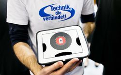 BellEquip POWER-DAYS 2017 - Ein echter Hingucker ist die modulare Multi-Anschluss Tischeinbaulösung TBUS-10 von Kramer Electronics mit Handy-Ladefunktion. 