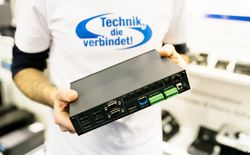 ... verfügt über vier HDMI− und zwei Computergrafik−Eingänge. Es verarbeitet analoge Audiosignale, hat Embedded Audio Ein− und Ausgänge und verfügt über einen Mikrofon−Eingang mit 48 V Phantomspeisung sowie über leistungsstarke Audio−DSP Funktionen wie Equalizer, Mixer und Delay - BellEquip POWER-DAYS 2017.