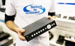 BellEquip POWER-DAYS 2017 - Der kompakte, leistungsstarke Präsentations−Umschalter und −Scaler VP−440 von Kramer Electronics skaliert Video, koppelt Audio ein und gibt das Signal an einem HDMI− und einem HDBaseT−Ausgang gleichzeitig aus. Das Gerät ...