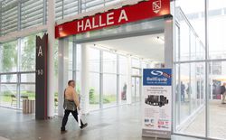 Der Eintritt in Halle A lässt schon viel erwarten: Industrielle Stromversorgung von BellEquip