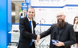 BellEquip SMART Automation 2017 - Zwei alte Bekannte treffen mit großer gegenseitiger Wertschätzung immer wieder gerne bei den Messen zusammen. Mit Milos Klohna von Advantech hat Günther Lugauer begonnen, den heute so erfolgreichen Router-Bereich aufzubauen.
