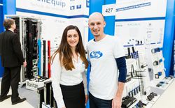 BellEquip SMART Automation 2017 - Messeorganisatorin Stefanie Stöger und Marketingmitarbeiter Christian Löschenbrand sorgten für den Wohlfühlfaktor in BellEquip Blau.