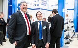 Ein alter Bekannter und immer wieder gerne gesehner Gast am BellEquip Stand ist Ralf Brennenstuhl von Guntermann & Drunck. Da muss auch Mario noch mehr über sich hinauswachsen.