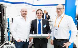 BellEquip SMART Automation 2017 - Der KVM-Hersteller IHSE machte sich von der BellEquip Messepräsentation selbst ein Bild. Vertriebsingeneur Markus Emmert (links) und Produktmanagement-Leiter Mark Hempel (rechts) kamen zu Besuch.