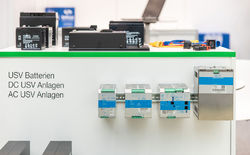 Neben den AC-USV-Anlagen werden auch DC-Lösungen (hier Adelsystem Geräte für die Hutschiene) ein immer größeres Thema. Und natürlich gehören zum USV-Thema Batterien für unterschiedlichste Leistungs-Bedarfe.